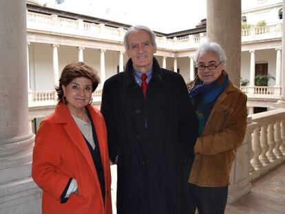 Marisa Cales, de la Fundaci&oacute;n Canad&aacute;, el soci&oacute;logo G&eacute;rard Bouchard, y el profesor Javer de Lucas, en la Nau.   