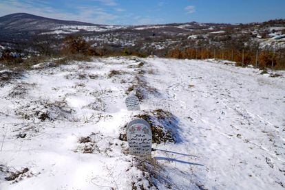 Lápidas de migrantes en el cementerio de Sidiro, al norte de Grecia.