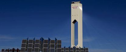Una torre perteneciente a la planta solar de Abengoa en Sanl&uacute;car la Mayor, cerca de Sevilla.