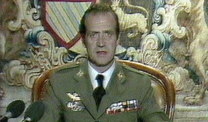 Juan Carlos I, con uniforme de capitán general, se dirige a la nación en la noche del 23 de febrero de 1981.