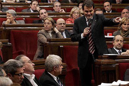 Artur Mas se dirige a Pasqual Maragall durante el pleno del Parlamento catalán.