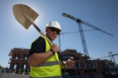 Juan Carlos Soriano posa delante de una obra en la que trabaja, en Pozuelo de Alarcón (Madrid).