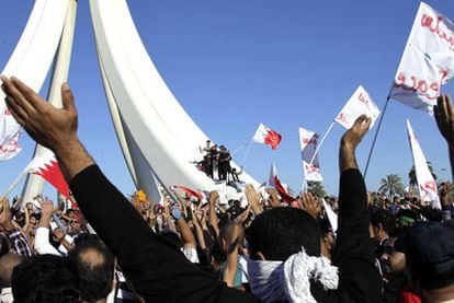 Los manifestantes han regresado a la plaza de la Perla, en Manama, después de los graves incidentes de ayer.