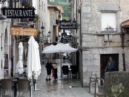 Varios restaurantes de Laredo (Cantabria), este martes a la espera de la llegada del turismo vasco.