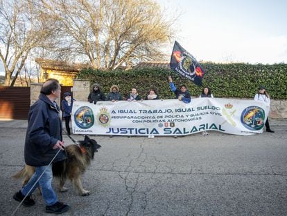 Miembros de la asociación Jusapol se manifiestan a la puerta de la vivienda de Pablo Iglesias e Irene Montero en Galapagar (Madrid)