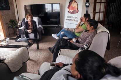 Patricia Jirón, psicóloga y exiliada del Chile de Pinochet (al fondo) en un reciente encuentro grupal con defensoras de derechos humanos de diferentes países.