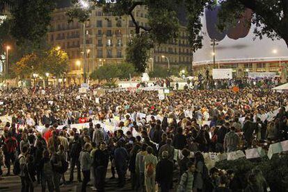 Varios miles de personas se concentraron ayer en la segunda cacerolada que se celebra en la plaza de Catalunya esta semana.