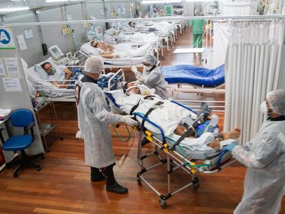 Trabajadores de la salud trasladan a un paciente con covid-19 dentro de la UCI de un hospital de campaña en las afueras de São Paulo, Brasil, el pasado 4 de marzo.