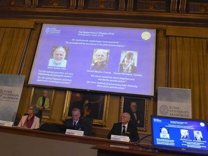 La Academia sueca informa de la concesión del Nobel de Física a Arthur Ashkin, Gérard Mourou y Donna Strickland, este martes.