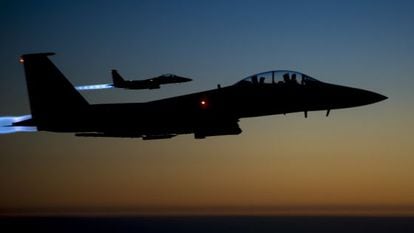 Dos cazas de EE UU sobrevolando Irak tras atacar en Siria.