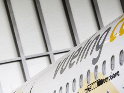 El Airbus A320 de Vueling en el hangar de Iberia en El Prat de Barcelona.