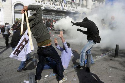 Enfrentamientos entre manifestantes que ayer protestaban por el ajuste en las calles de Atenas.