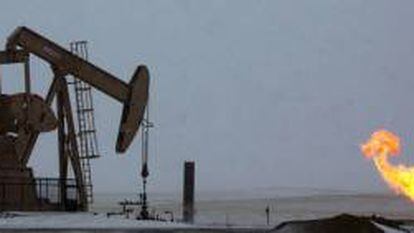 Gas natural quemándose en un pozo petrolífero de Williston (Dakota del Norte, EE UU), en 2013.