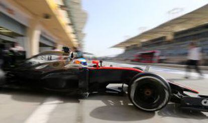 Fernando Alonso a bordo de su bólido durante uno de los entrenamientos previos al Gran Premio de Bahréin.