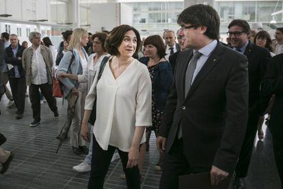 Ada Colau y Carles Puigdemont el 7 de junio en Hospital del Mar de Barcelona.