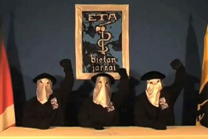 Imagen tomada del vídeo en el que tres portavoces de ETA anuncian, en septiembre de 2010, la decisión de alto el fuego.