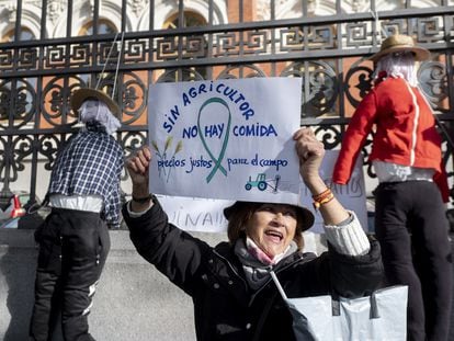 Una manifestante, en una concentración ante el Ministerio de Agricultura en diciembre de 2021.