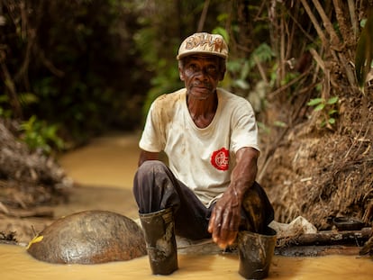 Don Polo Panameño con su batea y sus guías del oro en Cisneros, Colombia.