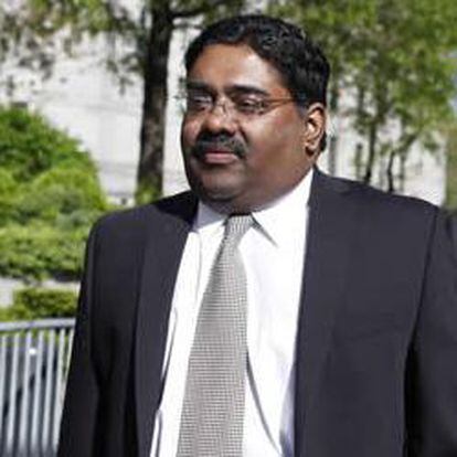 El fundador del hedge fund Galleon, Raj Rajaratnam, a la salida del juicio por uso de información privilegiada