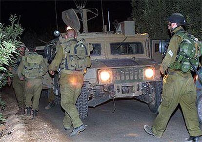 Soldados israelíes patrullan en las cercanías de la ciudad de Metulla, en la frontera con Líbano.