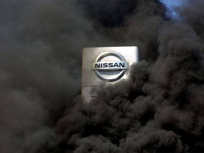 El logotipo de Nissan, rodeado de humo, durante una protesta por el cierre de la fábrica de la Zona Franca, en 2020.