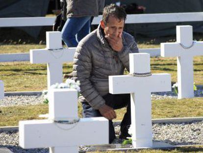 Las familias de los caídos argentinos rinden homenaje a 90 cuerpos identificados tras años de tensión
