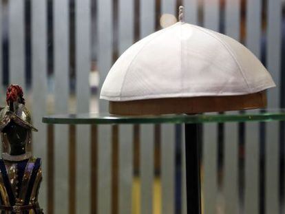 Un solideo blanco en el escaparate de la sastrer&iacute;a papal.