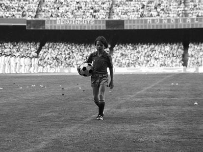 Un niño lleva el balón al centro del campo en la ceremonia inaugural del Mundial de España 82, en el Camp Nou.