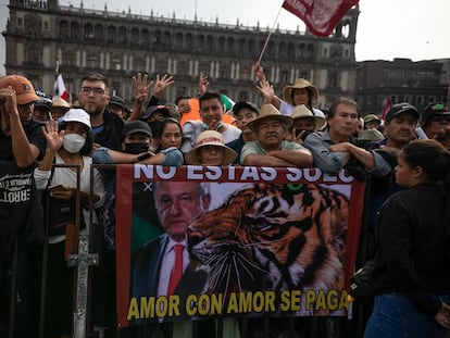 Seguidores del presidente de México, Andrés Manuel López Obrador, sobre la plancha del Zócalo capitalino, el 27 de noviembre de 2022.