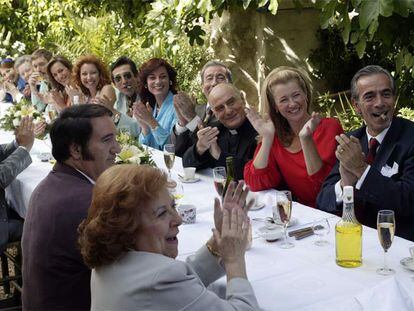 Un grupo de invitados, con el matrimonio Alcántara a la cabeza, en la boda de Miguel y Paquita.