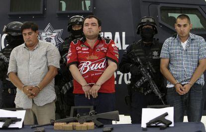 Gilberto Barragán Balderas, en el centro, junto a Eduardo Mejias Gonzalez, izquierda, y Sergio Guerra Castro, derecha.