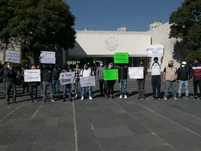 En una fotografía de noviembre de 2020, trabajadores del INAH protestan frente al Museo de Antropología en Ciudad de México.