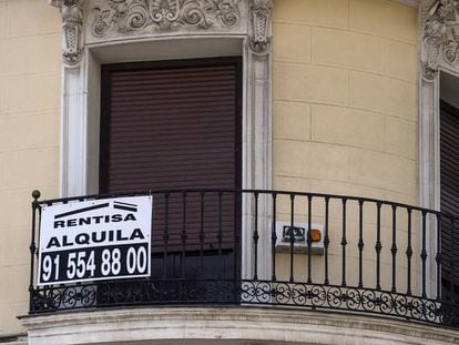 Anuncio de alquiler en un edificio del centro de Madrid. 