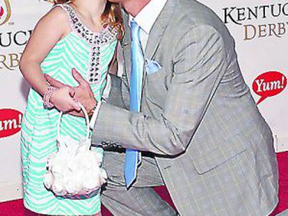 Larry Birkhead, con su hija Dannielynn Birkhead, en el derbi de Kentucky.