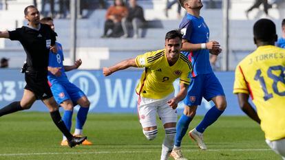 Tomás Ángel celebra el tercer gol de Colombia frente a Eslovaquia en el cruce de octavos de final del Mundial juvenil de Argentina, en el estadio de San Juan.