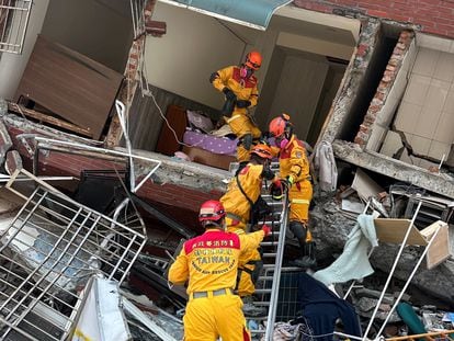 Bomberos trabajan este miércoles en el lugar donde se derrumbó un edificio tras el terremoto, en Hualien, Taiwán.