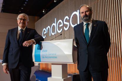 El consejero delegado de Endesa, José Bogas (izq.), y su presidente, Juan Sánchez Calero, en la junta de 2020, este martes.