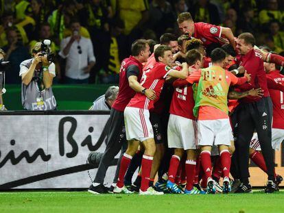 Los jugadores del Bayern celebran el t&iacute;tulo ante el Borussia Dortmund.  