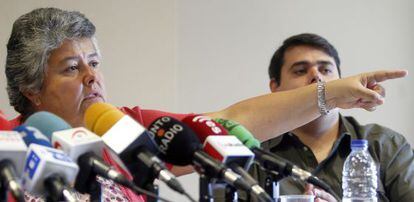 Pilar Vera y José Pablo Flores, de la asociación de afectados, comparecen ante los medios.