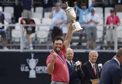 Es la primera vez que un golfista español se alza con la victoria en Abierto de Estados Unidos. Con este triunfo, Jon Rahm (Barrica, Bizkaia, 1994) se convierte en el número uno del mundo. El golfista le dedicó el premio al cántabro Severiano Ballesteros, fallecido en 2011, que nunca logró la victoria en este torneo. El deportista recibió la felicitación, tras ganar su primer gran título, de otras figuras del deporte como Gerard Piqué, Pau Gasol, Garbiñe Muguruza o el Athletic. También recibió la del rey Felipe VI, a quien le gustó el gesto de la dedicatoria a Ballesteros.