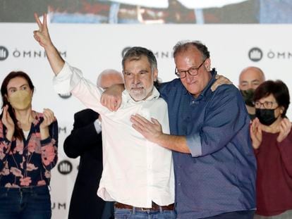 El expresidente de Òmnium Cultural, Jordi Cuixart (i), junto al nuevo presidente, Xavier Antich.