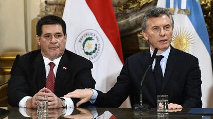 Los expresidentes de Paraguay y de Argentina, Horacio Cartes y Mauricio Macri, en Buenos Aires, en 2017.