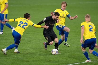 Messi, rodeado de jugadores del Cádiz, este sábado.