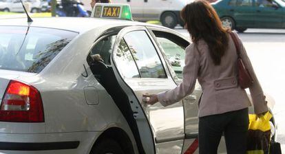 Una clienta sube a un taxi en Madrid, en octubre de 2019.