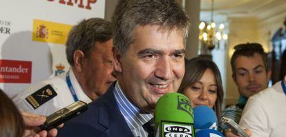 El director deneral de la Policía, Ignacio Cosidó, atiende a los medios en la Universidad Menéndez Pelayo (Santander).