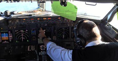 Un copiloto de Ryanair comprueba los sistemas del avión antes del despegue.