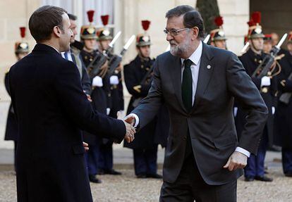 El presidente del Gobierno, Mariano Rajoy, es recibido por el presidente de la República francesa, Emmanuel Macron, a su llegada a París para asistir a la Cumbre del Clima (One Planet Summit).