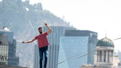 El equilibrista Nathan Paulin, durante su función de este miércoles, en la ciudad de Santiago (Chile).