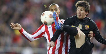 Messi pugna un bal&oacute;n con Miranda.