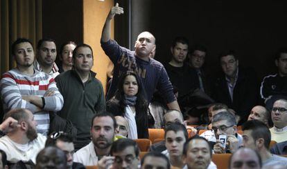 Asamblea de trabajadores de Spanair, ayer en el aeropuerto de Barajas.